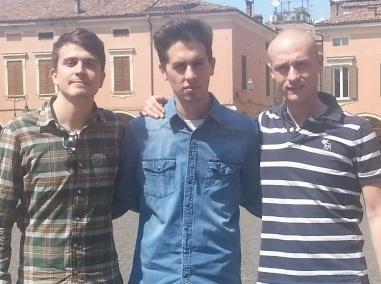 Tre giovani fanno affari con l’e-commerce 