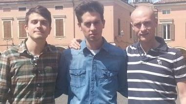 Tre giovani fanno affari con l’e-commerce