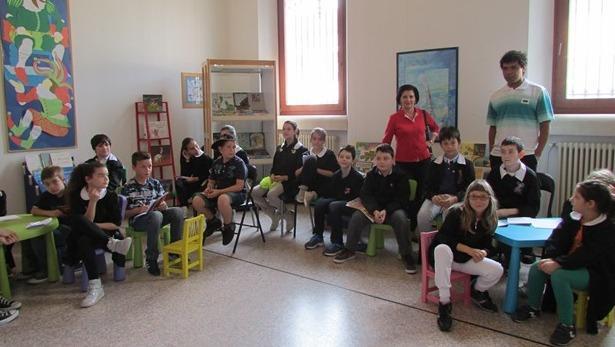 L’artista brasiliano Rodriguez dona un quadro alla comunità