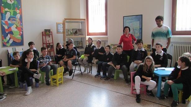 L’artista brasiliano Rodriguez dona un quadro alla comunità