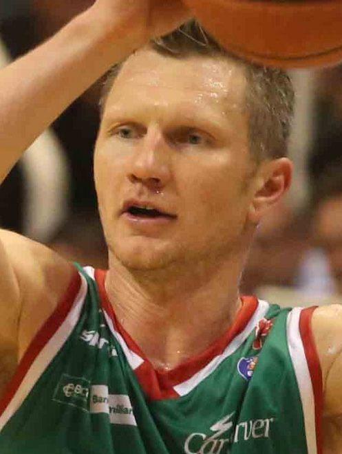 Brunner via, arduo trattenere White 