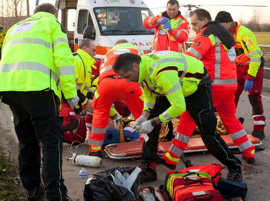 Va a sbattere contro un albero Ferito un uomo di 47 anni