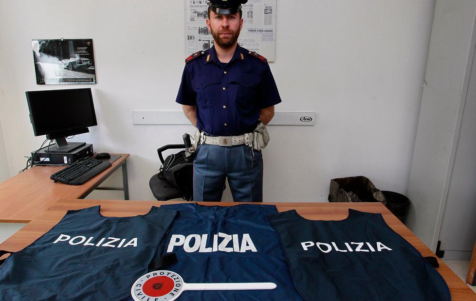 In giro con pettorine e palette della polizia 