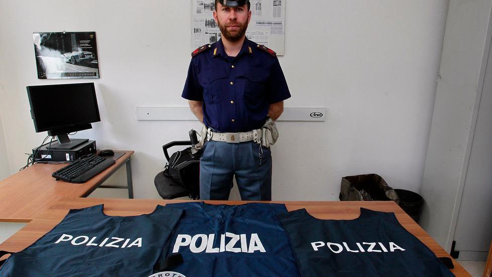 In giro con pettorine e palette della polizia
