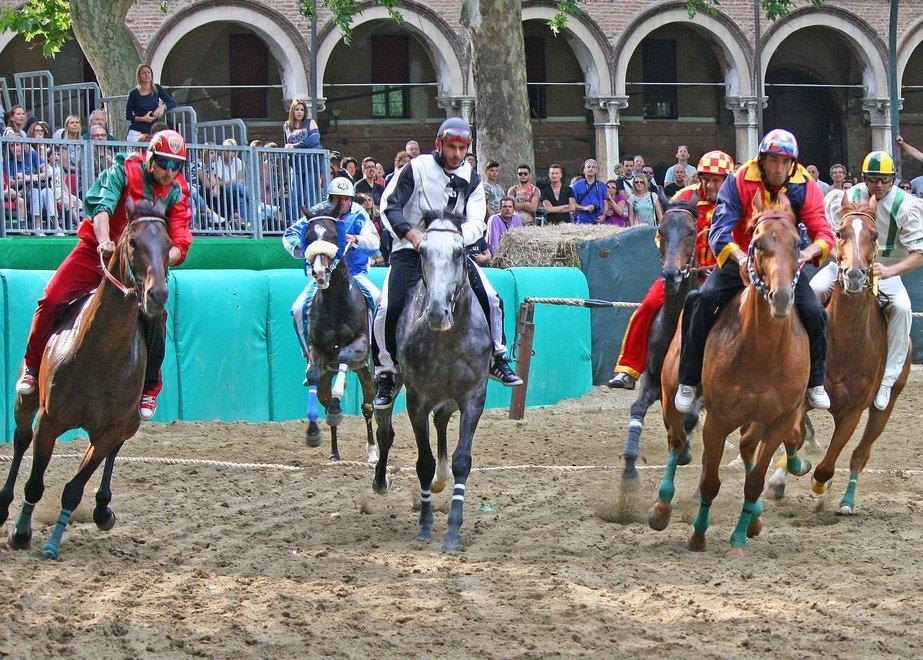 “Novanta” forza il canapo e “Grandine” finisce a terra. 