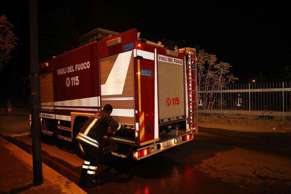 Si addormenta con la sigaretta accessa e prende fuoco la casa 