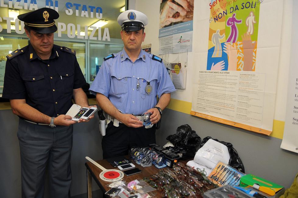 Sequestro di capi contraffatti in un negozio di via Carteria 