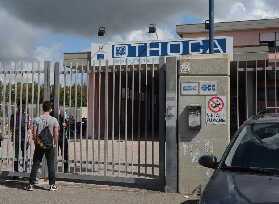 Accoltellata davanti alla scuola, arrestato il compagno 