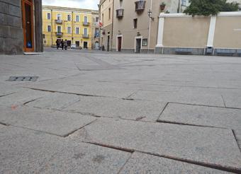 La solidarietà alla 16enne accoltellata è un nastro bianco in piazza Eleonora 