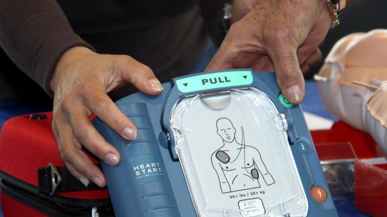 Infarto mentre corre, salvo grazie al defibrillatore