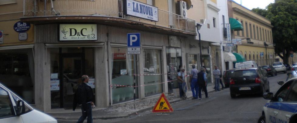 Crollano gli intonaci da un terrazzo