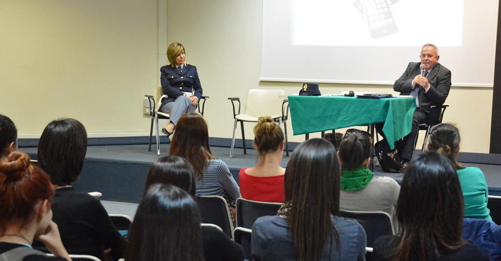 Scuola, la polizia parla dei pericoli del web