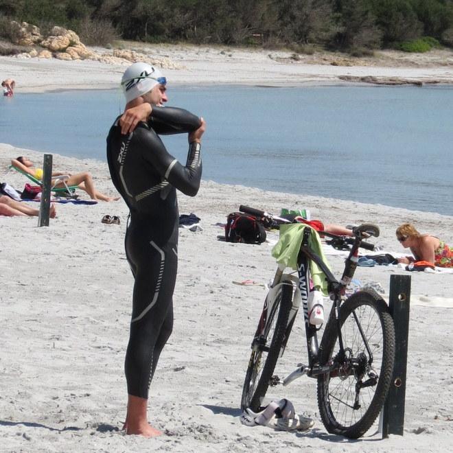 Fatica e relax in spiaggia per gli atleti che attendono il via delle gare 