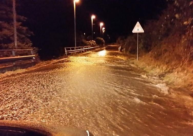 Violento acquazzone, il paese è allagato