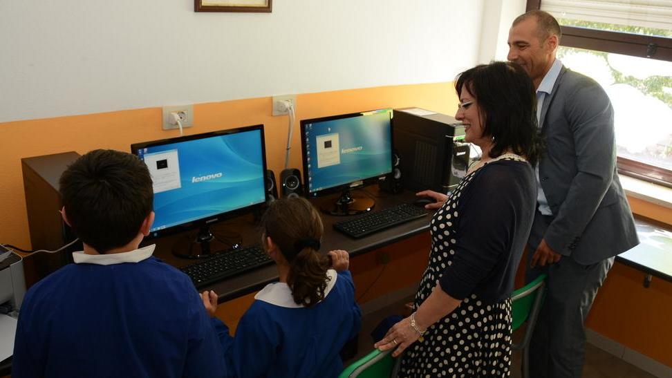 Nel pacco dono per gli alunni un laboratorio di informatica