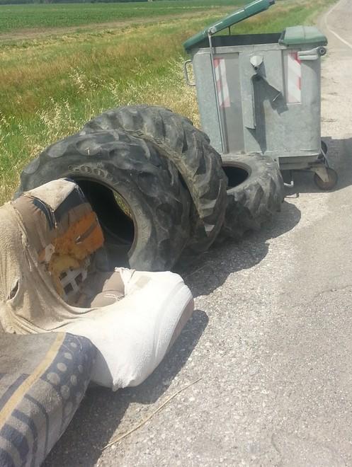 In attesa della “differenziata” ancora rifiuti abbandonati