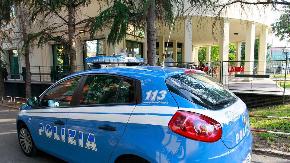 Rapina col cutter mille euro nella farmacia di via Giardini