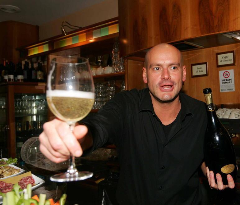 Un aperitivo con lo sconto se indossi una maglia granata 