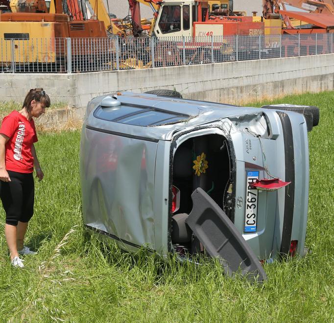 Esce di strada in auto, donna ferita 