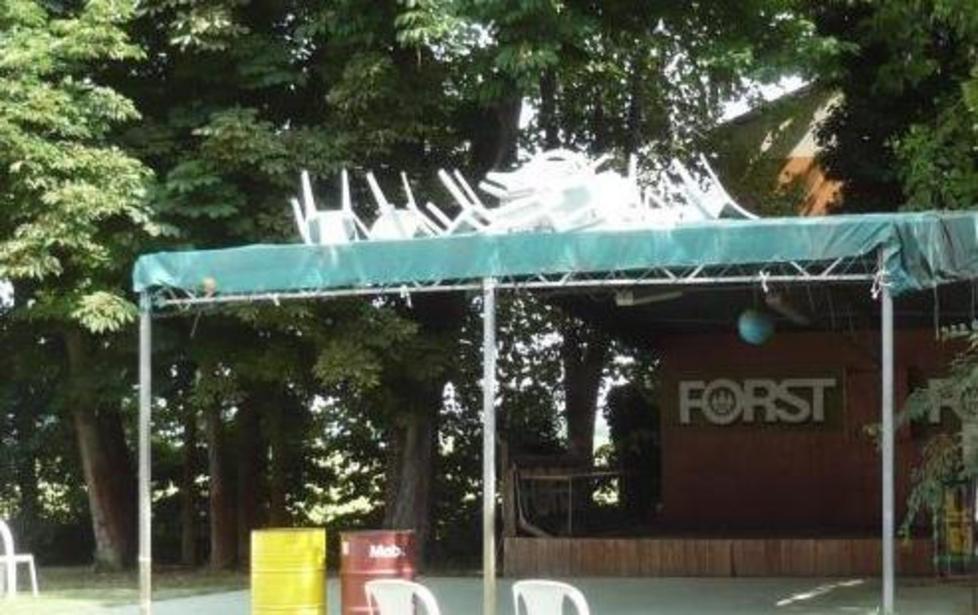 Sedie lanciate sopra il gazebo vandali al circolo di Brugneto