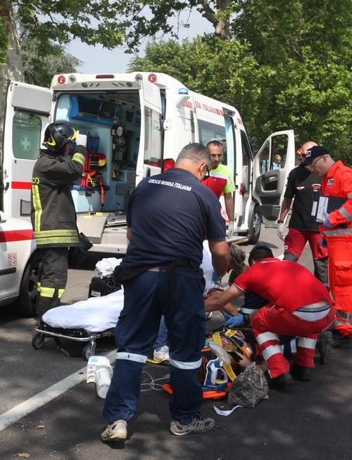Due feriti e traffico in tilt per uno scontro frontale 