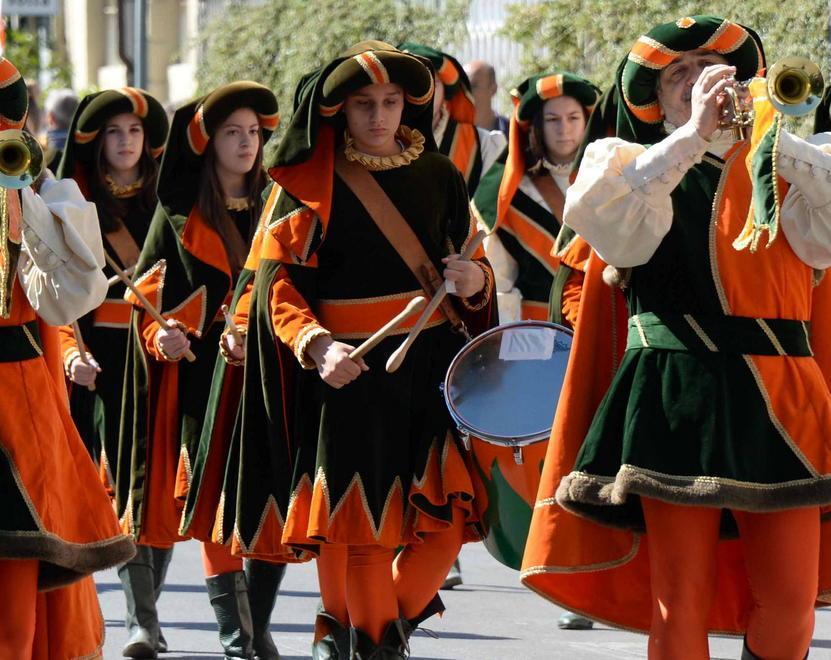 Palio dei barchini, l’avvio è con la sfilata storica 