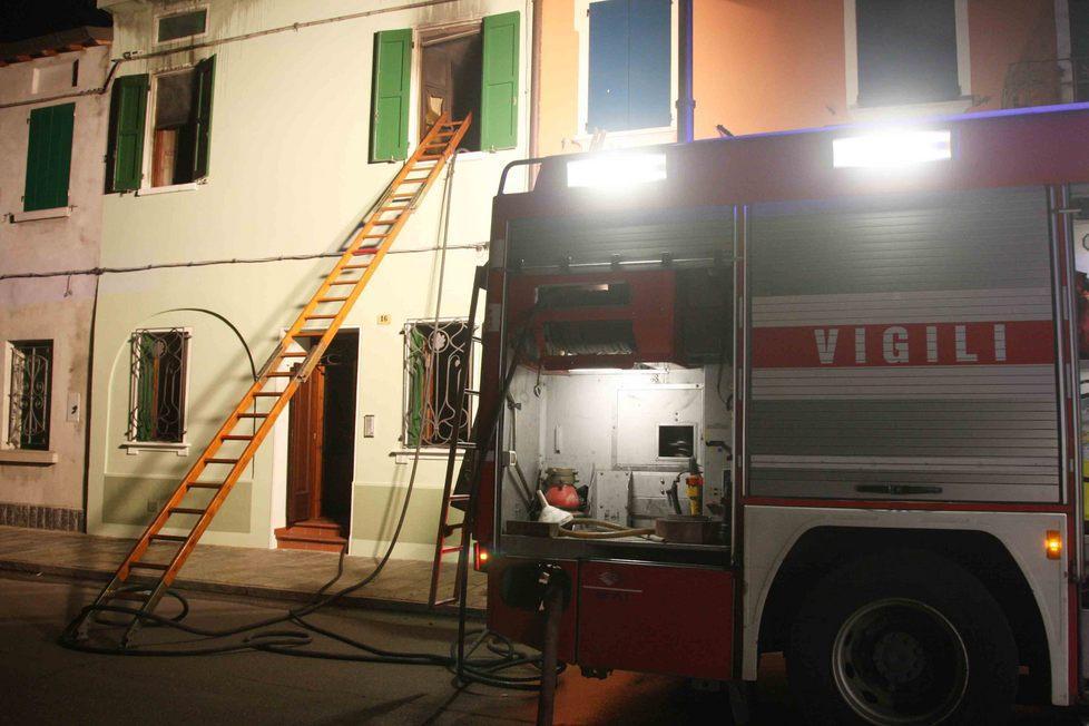 Tentano di aprire la cassaforte e danno fuoco alla casa 