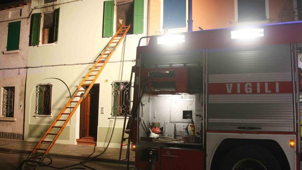 Tentano di aprire la cassaforte e danno fuoco alla casa