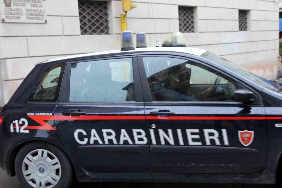 Vende pistole porta a porta, denunciato 43enne 