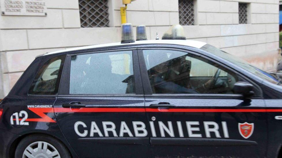 Vende pistole porta a porta, denunciato 43enne