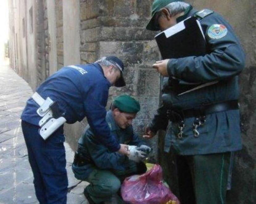 Anpana, multe in centro e in periferia per la spazzatura fuori dalla porta 