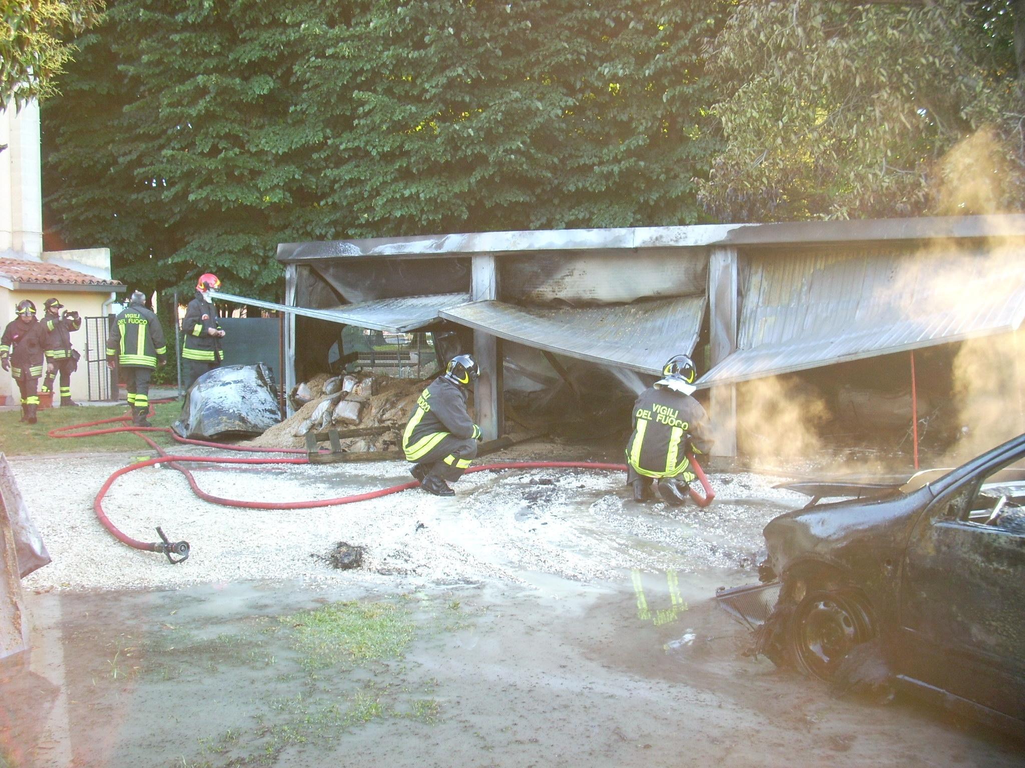 Incendio distrugge garage a Scortichino. Paura all’alba 