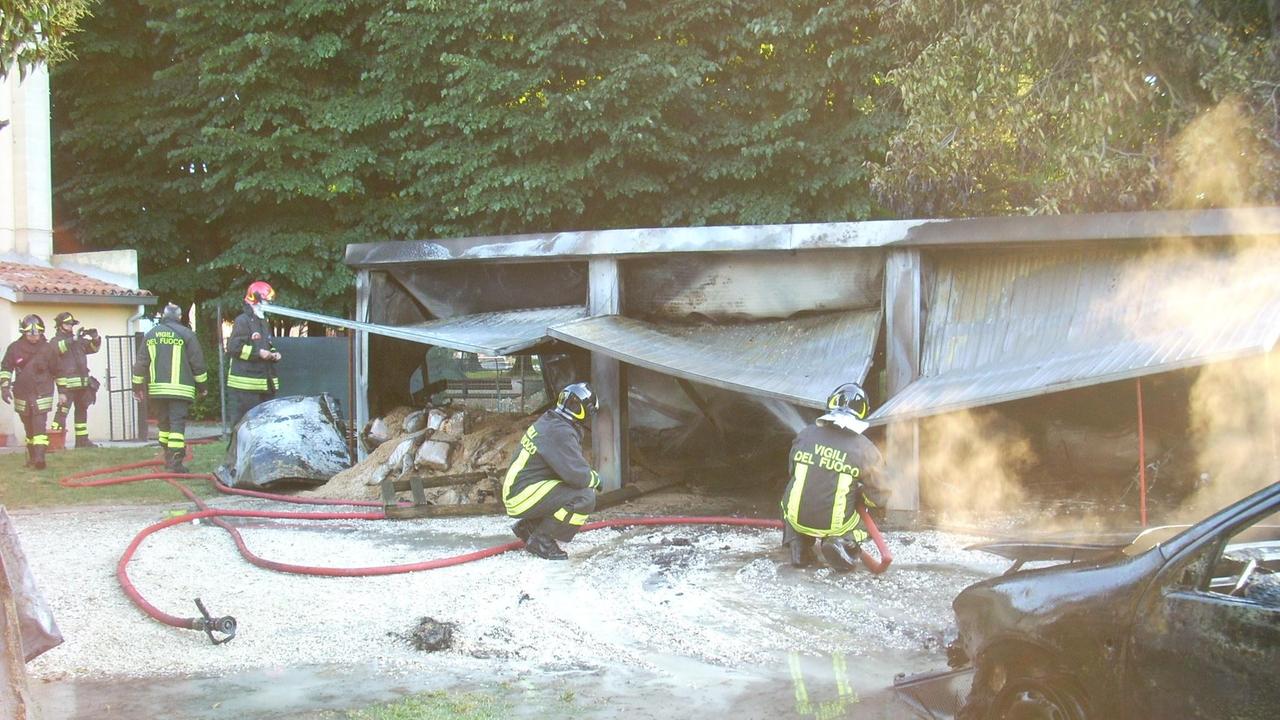 Incendio distrugge garage a Scortichino. Paura all’alba