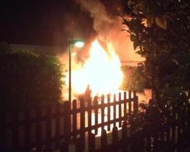 Automobile in fiamme durante la notte a Porto Azzurro 