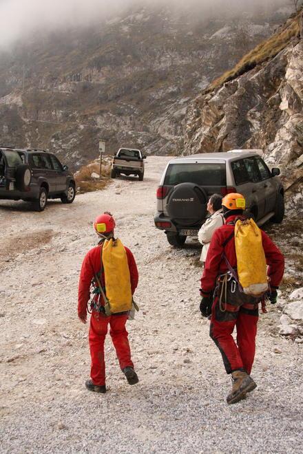 Scivolano sulle rocce per salvare il cane, gravi 