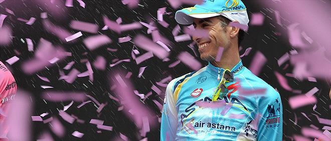 Giro d’Italia, la gioia di Fabio Aru: i colori italiani sul podio 