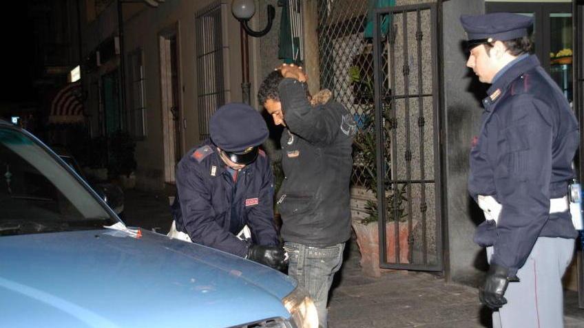 Picchiato e rapinato in strada di notte: via soldi e cellulare