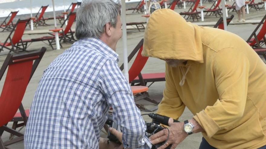 Grillo show: “ruba” una telecamera