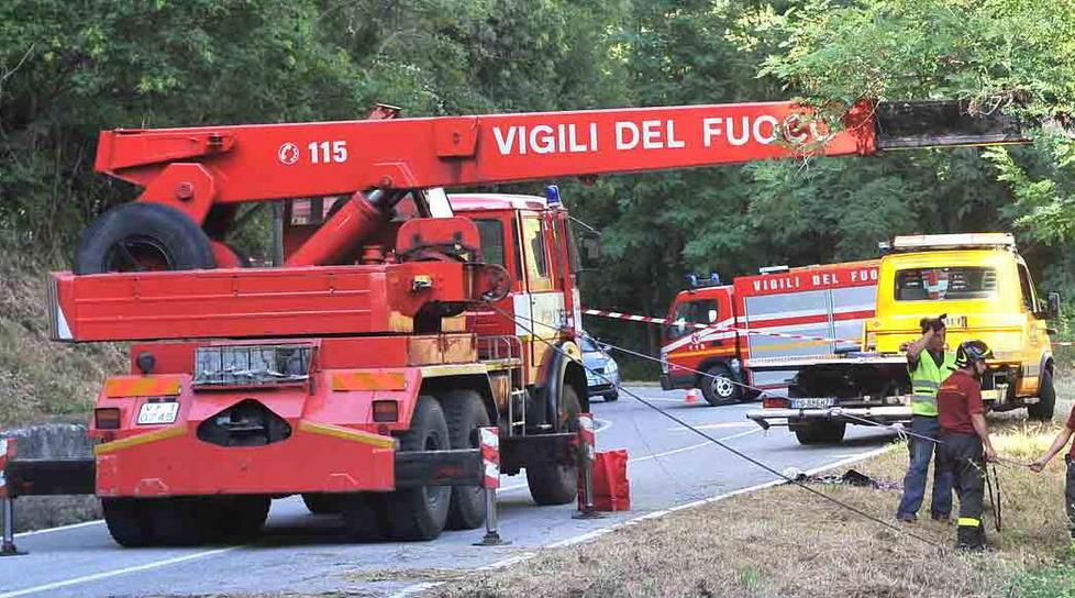 Legano l’Ape con una corda per salvarlo 