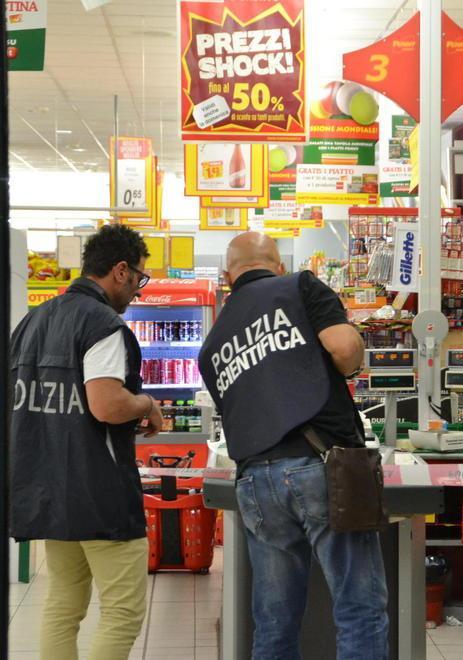 La polizia sulle tracce del folle rapinatore che ha ferito la cassiera 