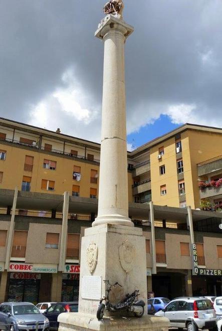 Vandali piazzano uno scooter sul basamento dell’obelisco