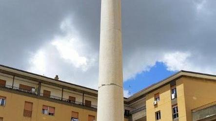 Vandali piazzano uno scooter sul basamento dell’obelisco