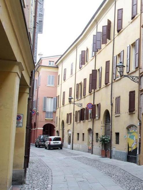 Via Carteria: sequestro di merci in un negozio 