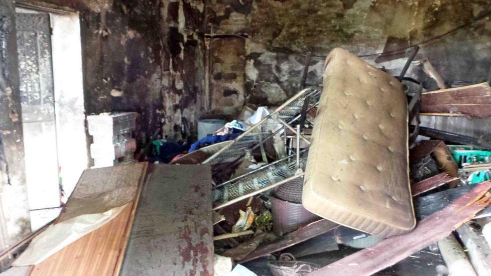 Fulmine fa incendiare magazzino