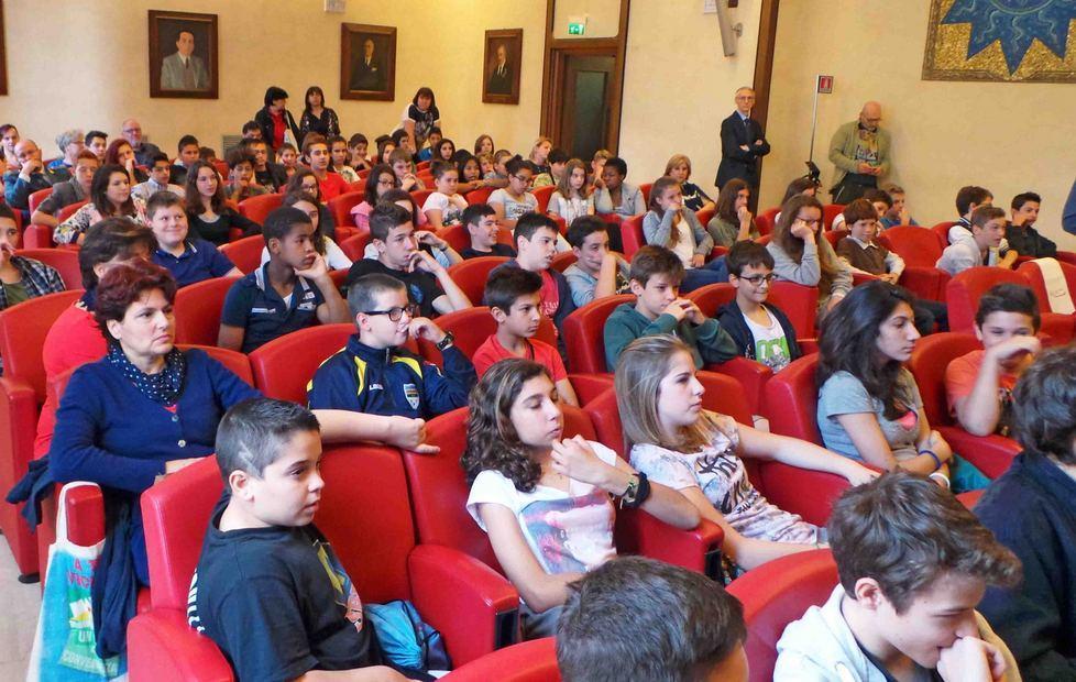 I bambini imparano il commercio leale 