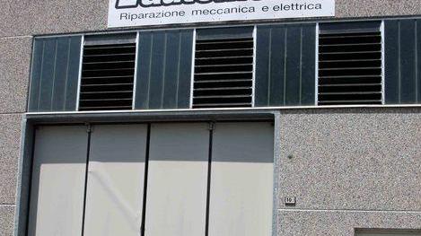 Ladri rubano pneumatici e moto da cross