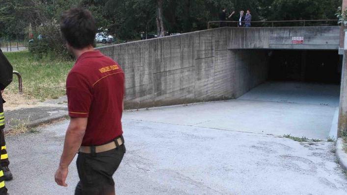 Vandali svuotano gli estintori nei garage sotterranei