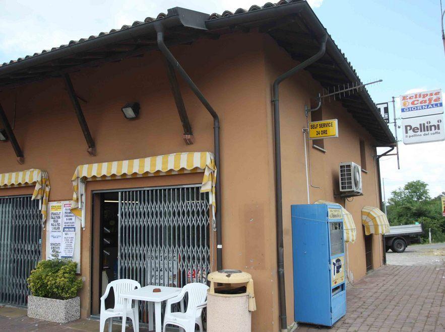 Fanno un buco sul tetto del bar ma poi fuggono