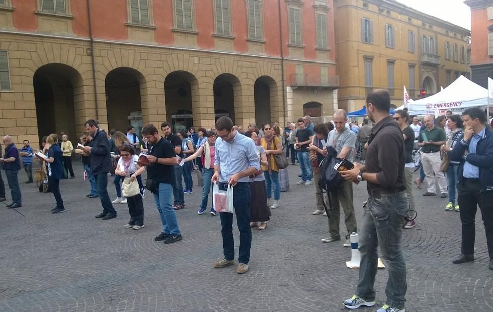 Libri in piazza contro la legge sull’omofobia 