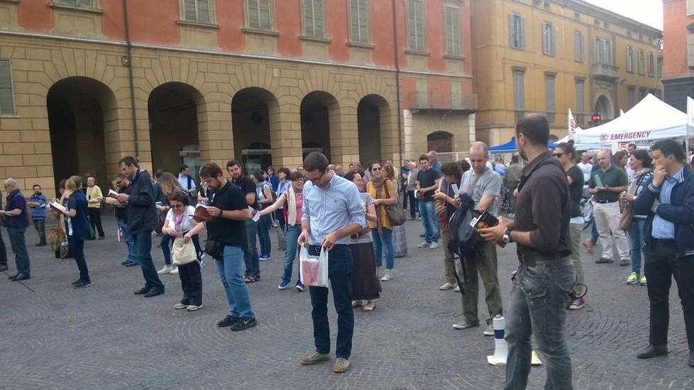 Libri in piazza contro la legge sull’omofobia